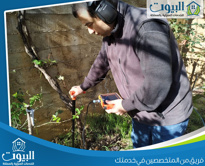 اطلب كشف تسربات الحمامات بالرياض 0507820891 فني يقوم بفحص شبكة المياه باستخدام أدوات متخصصة للكشف عن مصدر التسرب ضمن خدمات شركة كشف تسربات المياه بالرياض وتحديد مكان الخلل بدقة.